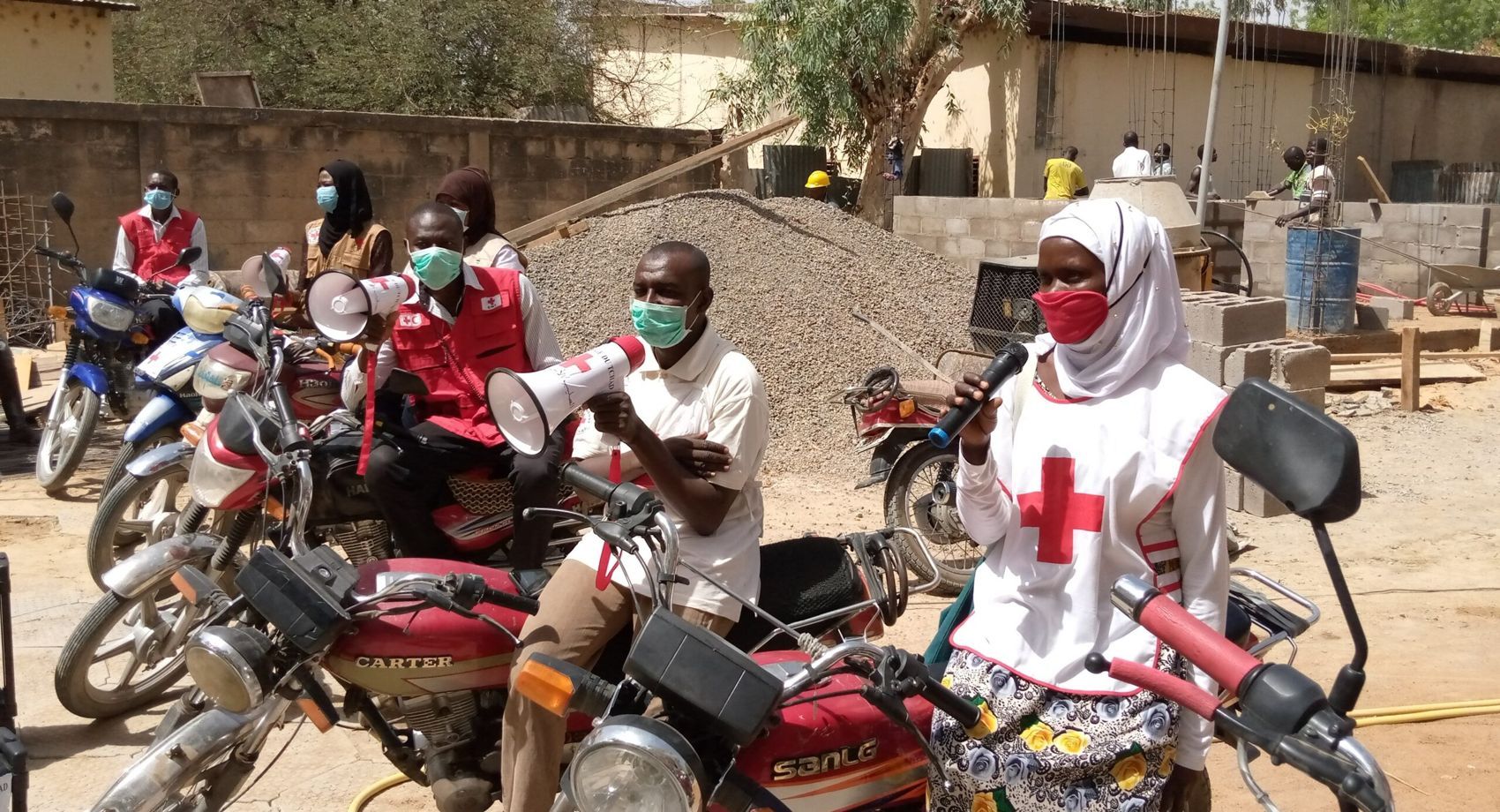 Volontaires de la Croix-Rouge du Tchad à moto, en mission sur le terrain